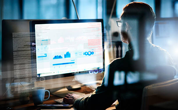Conception de Systèmes Personnalisés : Un Professionnel à l’Ouvrage Développeur concevant des systèmes sur mesure pour un client sur ordinateur.