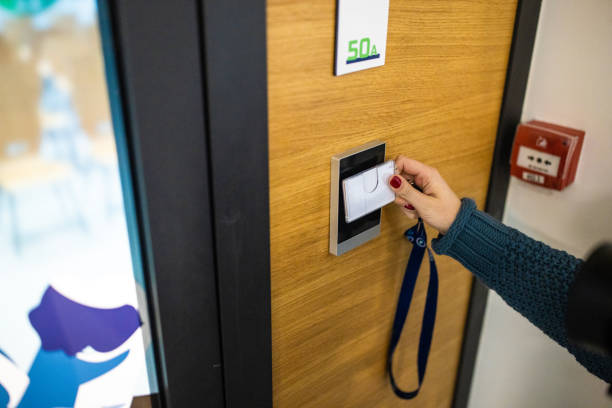Contrôle d’Accès : Badge et Lecteur pour Sécuriser les Entrées Personne utilisant un badge sur un lecteur de contrôle d'accès.