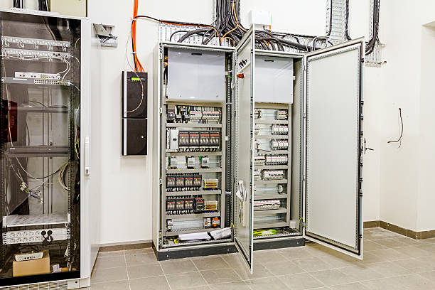 Automatisme Industriel : Armoire Électrique avec Automate Armoire électrique industrielle équipée d’un automate pour la gestion des processus automatisés.