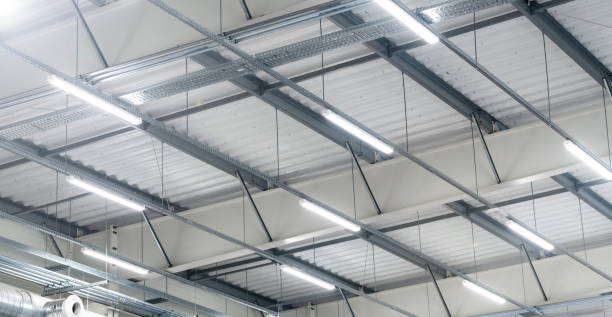 Néons à LED pour Éclairages Industriels et Tertiaires Installation de néons à LED dans un environnement industriel ou tertiaire, alliant performance et efficacité énergétique.