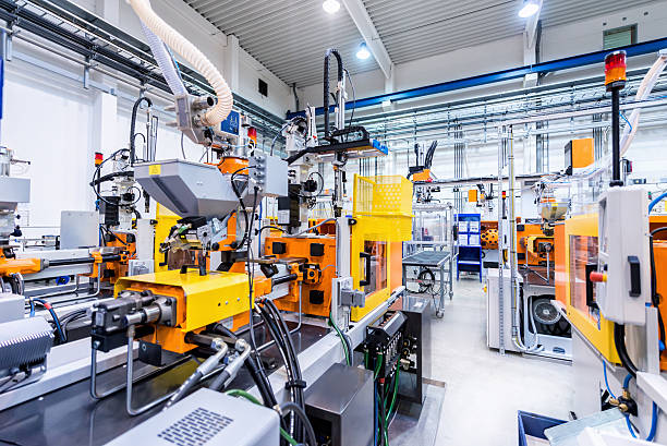 Atelier de Production Industrielle : Machines Robotisées et Automates Atelier de production industrielle avec machines robotisées et automates pour une automatisation avancée.