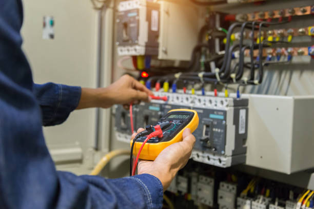 Maintenance Électrique Tertiaire : Sécurité et Performance Technicien effectuant une maintenance électrique dans un bâtiment tertiaire.