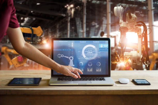 Courant Faible dans l’Industrie : Connectivité et Gestion Atelier de production industrielle avec un ordinateur connecté aux machines pour la gestion des systèmes de courant faible.