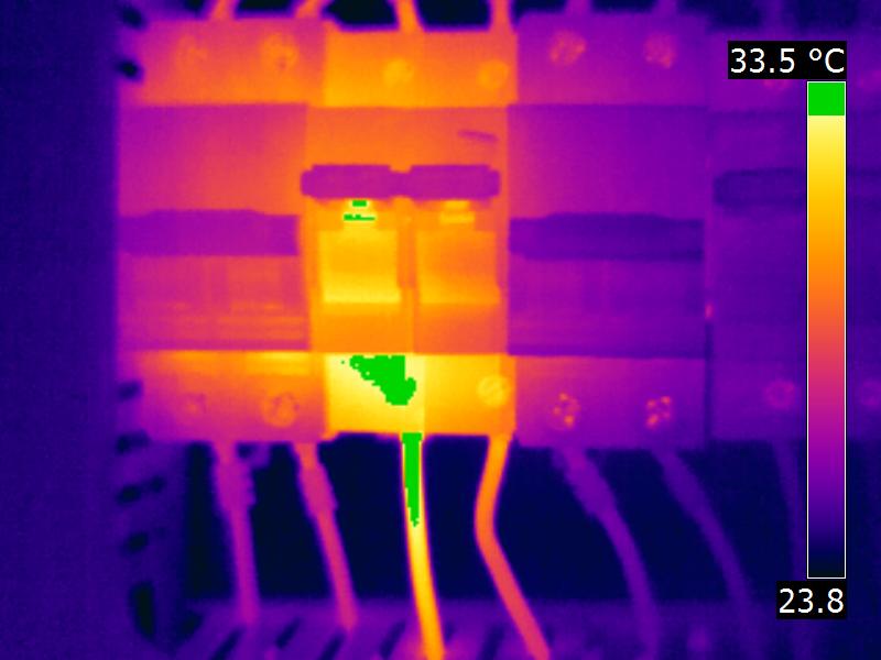 Détection de surchauffe sur un disjoncteur électrique grâce à une inspection thermique.